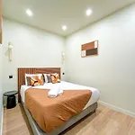 Urbanflat 199 - Beautiful 5 Bedrooms Parisian Townhouse Flat