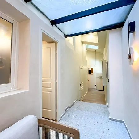 Urbanflat 199 - Beautiful 5 Bedrooms Parisian Townhouse Flat * Paris