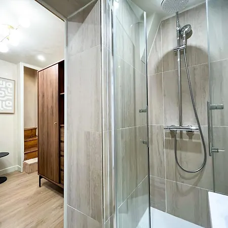 Urbanflat 199 - Beautiful 5 Bedrooms Parisian Townhouse Flat * Paris